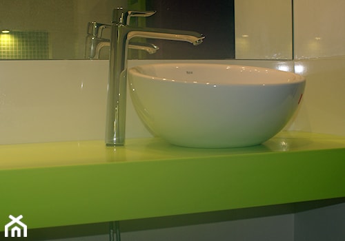 Łazienka na wymiar, producent mebli - Mała na poddaszu bez okna z lustrem łazienka, styl nowoczesny - zdjęcie od DrewutniaLoft