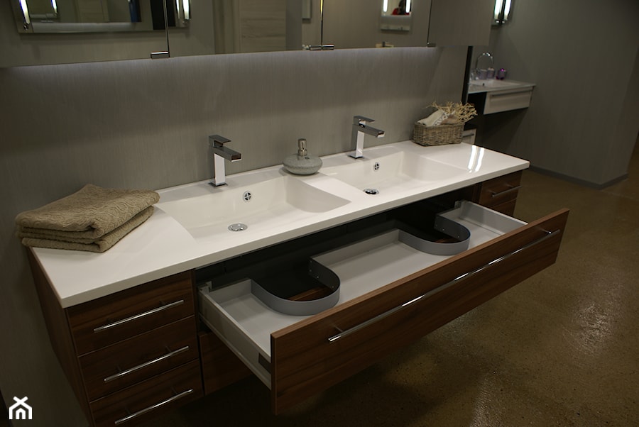 Łazienka na wymiar, producent mebli - Z lustrem z dwoma umywalkami łazienka, styl nowoczesny - zdjęcie od DrewutniaLoft
