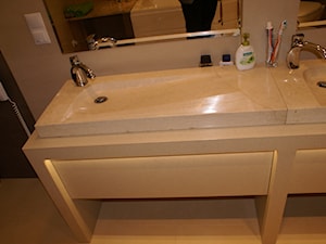 Łazienka na wymiar, producent mebli - Mała na poddaszu bez okna z lustrem z dwoma umywalkami łazienka, styl nowoczesny - zdjęcie od DrewutniaLoft