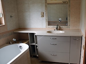Łazienka na wymiar, producent mebli - Mała na poddaszu z lustrem łazienka z oknem, styl nowoczesny - zdjęcie od DrewutniaLoft