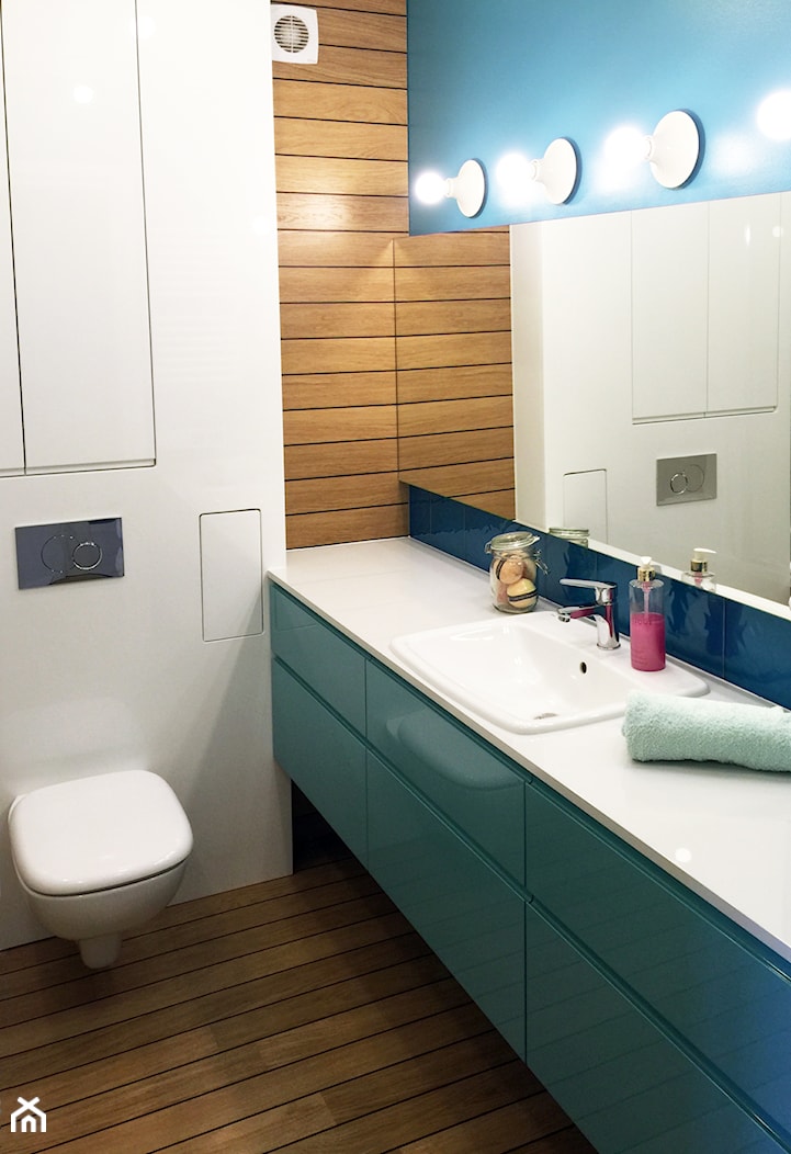 Łazienka w morskim kolorze - Średnia bez okna łazienka, styl nowoczesny - zdjęcie od Maszroom: Karolina Pogorzelska - Homebook