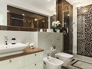 warszawska klasyka - Średnia bez okna z lustrem z marmurową podłogą z punktowym oświetleniem łazienka, styl glamour - zdjęcie od One Studio