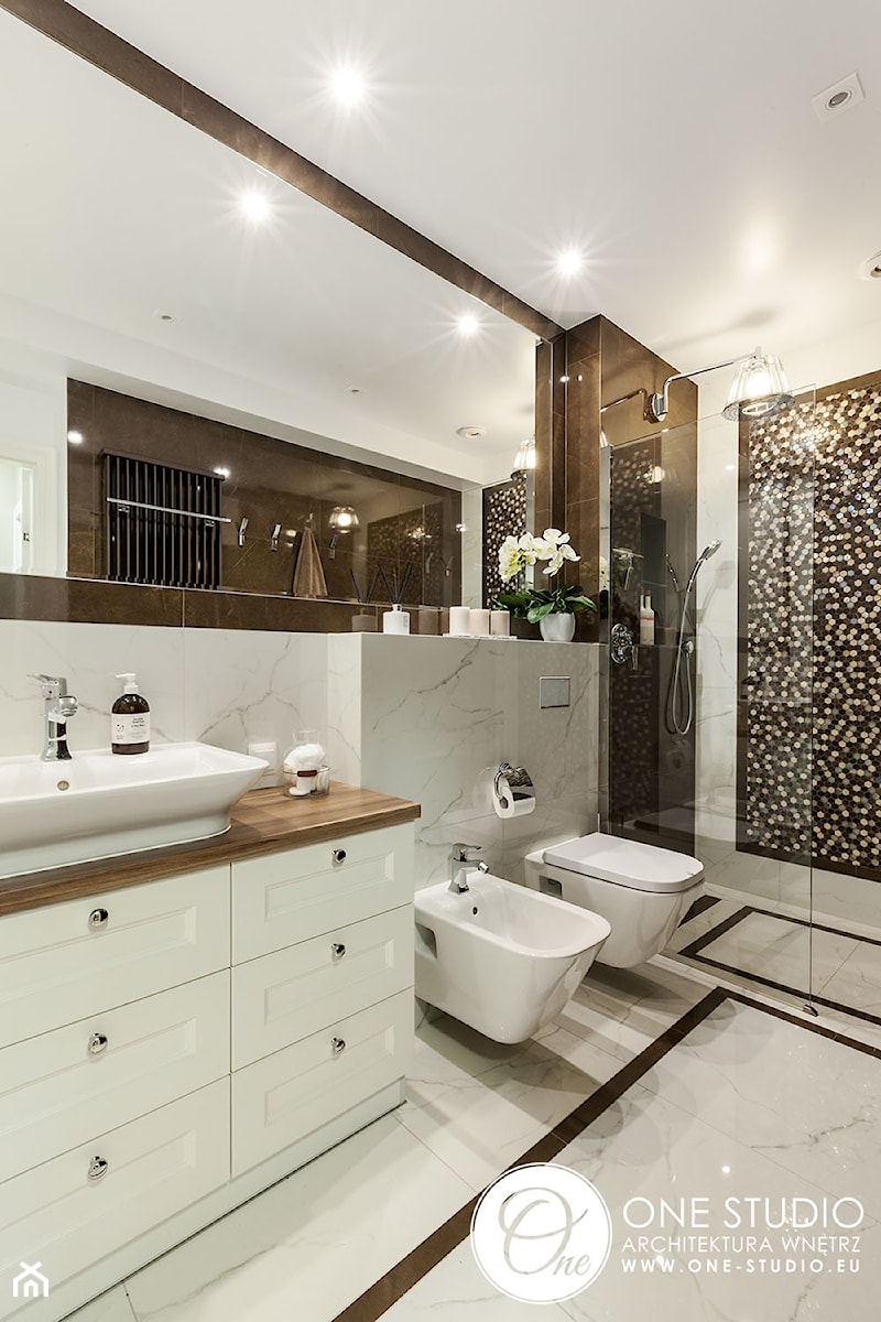 warszawska klasyka - Średnia bez okna z lustrem z marmurową podłogą z punktowym oświetleniem łazienka, styl glamour - zdjęcie od One Studio