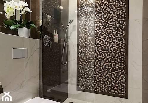 warszawska klasyka - Średnia bez okna z marmurową podłogą łazienka, styl tradycyjny - zdjęcie od One Studio