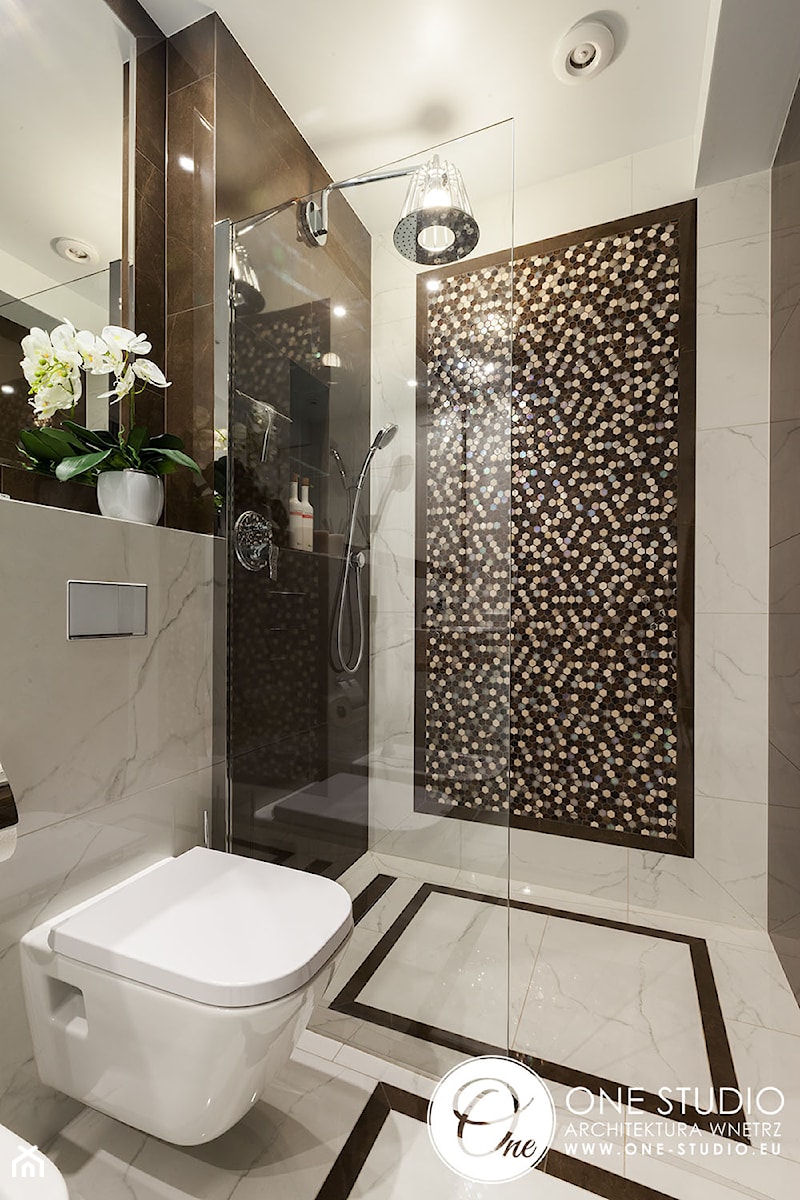 warszawska klasyka - Średnia bez okna z marmurową podłogą łazienka, styl tradycyjny - zdjęcie od One Studio