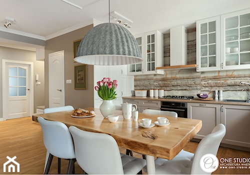 warszawska klasyka - Średnia biała szara jadalnia w kuchni, styl glamour - zdjęcie od One Studio