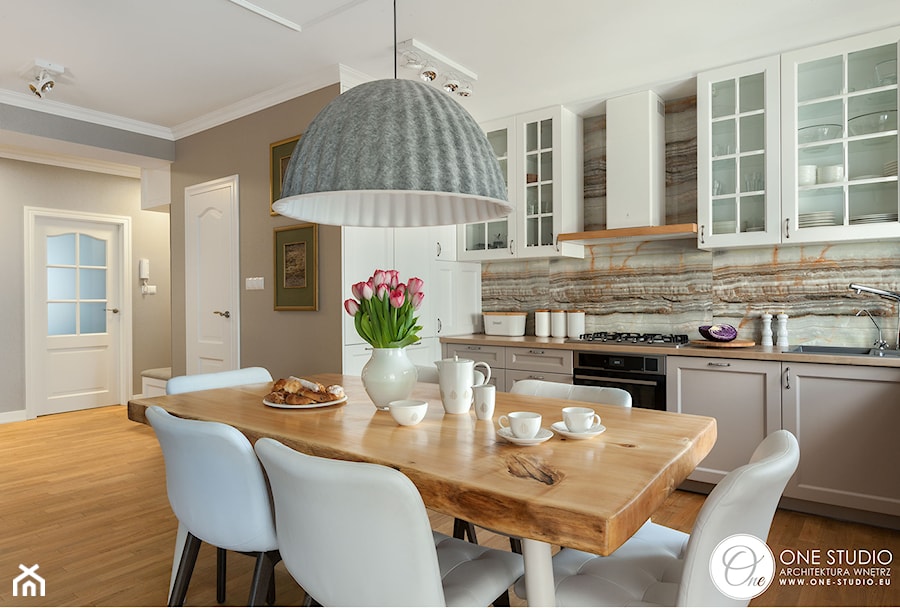 warszawska klasyka - Średnia biała szara jadalnia w kuchni, styl glamour - zdjęcie od One Studio