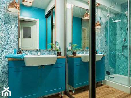Aranżacje wnętrz - Łazienka: Niebieska łazienka z miedzianymi lampami - One Studio. Przeglądaj, dodawaj i zapisuj najlepsze zdjęcia, pomysły i inspiracje designerskie. W bazie mamy już prawie milion fotografii!