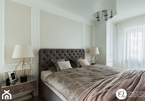 warszawska klasyka - Mała biała szara sypialnia, styl glamour - zdjęcie od One Studio