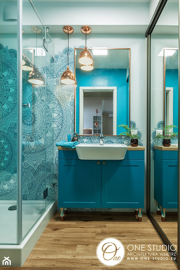 Niebieska łazienka z miedzianymi lampami - zdjęcie od One Studio - Homebook