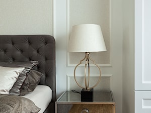 warszawska klasyka - Mała biała szara sypialnia, styl glamour - zdjęcie od One Studio