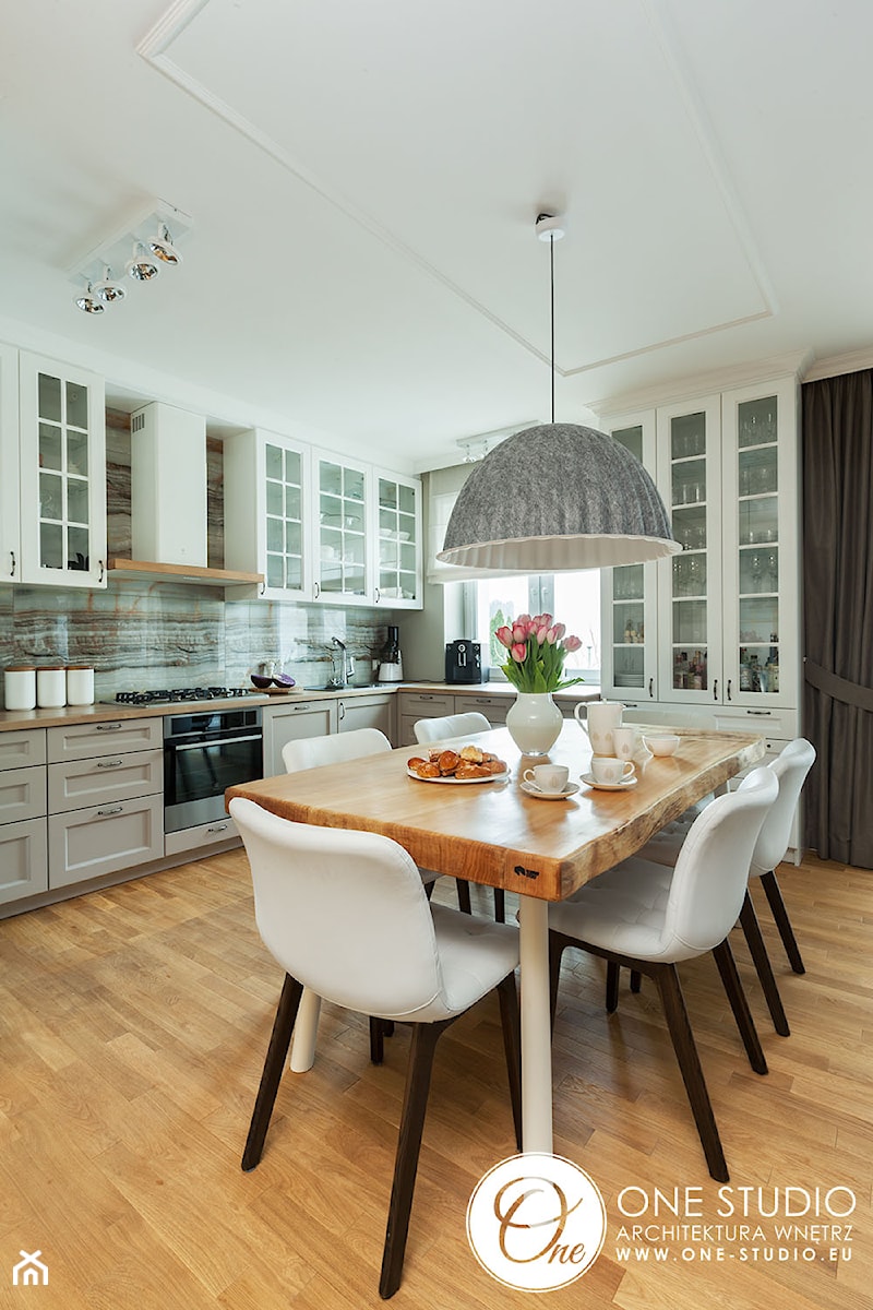 warszawska klasyka - Średnia jadalnia w kuchni, styl nowoczesny - zdjęcie od One Studio