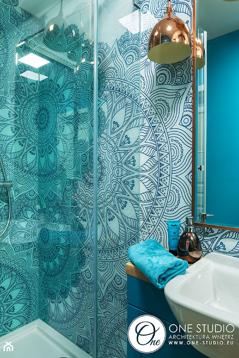 Niebieska łazienka z miedzianymi lampami - zdjęcie od One Studio