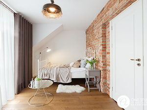 szeregówka Białystok - Średnia biała sypialnia na poddaszu z balkonem / tarasem, styl nowoczesny - zdjęcie od One Studio
