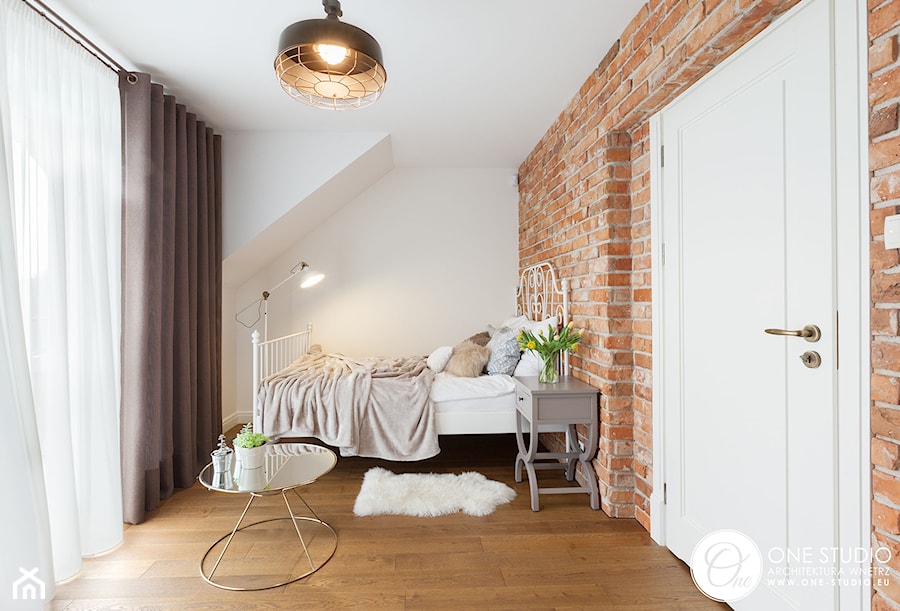 szeregówka Białystok - Średnia biała sypialnia na poddaszu z balkonem / tarasem, styl nowoczesny - zdjęcie od One Studio