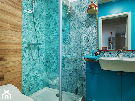 Aranżacje wnętrz - Łazienka: Niebieska łazienka z miedzianymi lampami - One Studio. Przeglądaj, dodawaj i zapisuj najlepsze zdjęcia, pomysły i inspiracje designerskie. W bazie mamy już prawie milion fotografii!