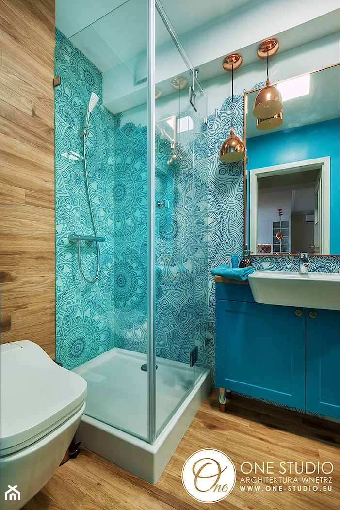 Niebieska łazienka z miedzianymi lampami - zdjęcie od One Studio - Homebook
