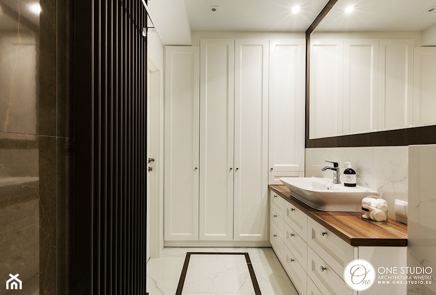 warszawska klasyka - Średnia bez okna z lustrem z marmurową podłogą z punktowym oświetleniem łazienka, styl tradycyjny - zdjęcie od One Studio
