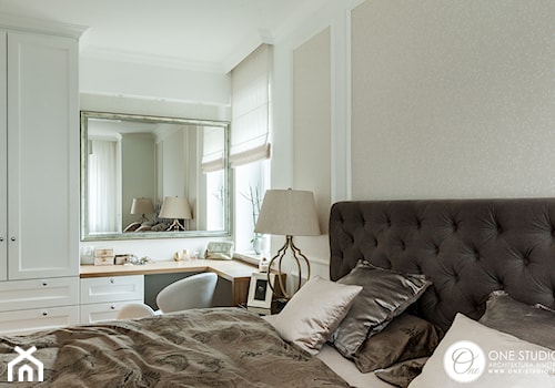 warszawska klasyka - Średnia beżowa biała sypialnia, styl glamour - zdjęcie od One Studio