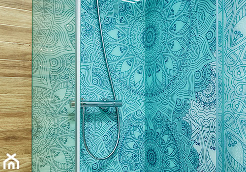 Niebieska łazienka z miedzianymi lampami - zdjęcie od One Studio
