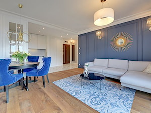 Apartament w Toruniu - Duży biały niebieski salon z jadalnią, styl glamour - zdjęcie od Domowe Kreatury
