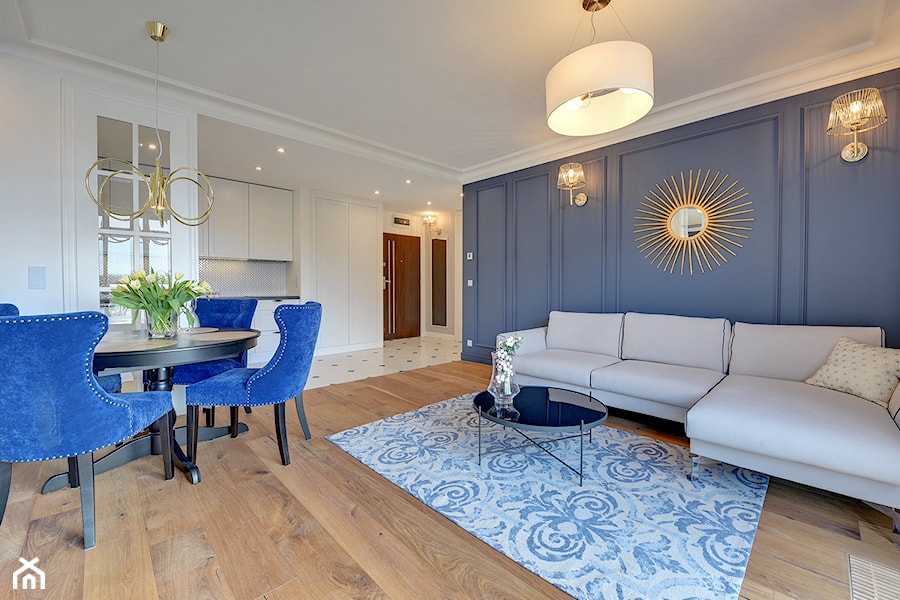 Apartament w Toruniu - Duży biały niebieski salon z jadalnią, styl glamour - zdjęcie od Domowe Kreatury