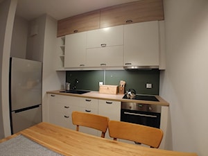 Mieszkanie w stylu Skandynawskim - Mała zamknięta czarna szara z zabudowaną lodówką z nablatowym zlewozmywakiem kuchnia w kształcie litery l - zdjęcie od smokemylife