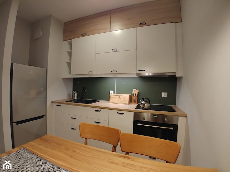 Mieszkanie w stylu Skandynawskim - Mała zamknięta czarna szara z zabudowaną lodówką z nablatowym zlewozmywakiem kuchnia w kształcie litery l - zdjęcie od smokemylife