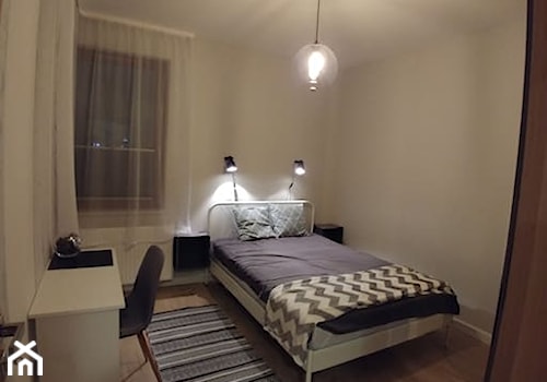 Mieszkanie w stylu Skandynawskim - Średnia biała z biurkiem sypialnia - zdjęcie od smokemylife