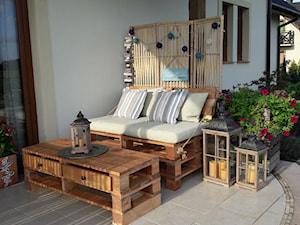 #5latHomebook - Mały z meblami ogrodowymi taras z tyłu domu - zdjęcie od karolinka.I