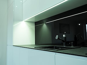 Kuchnia biała z czarnym blatem kompaktowym - Średnia zamknięta z kamiennym blatem biała czarna z zabudowaną lodówką z nablatowym zlewozmywakiem kuchnia jednorzędowa z oknem, styl minimalistyczny - zdjęcie od ELIT MEBLE