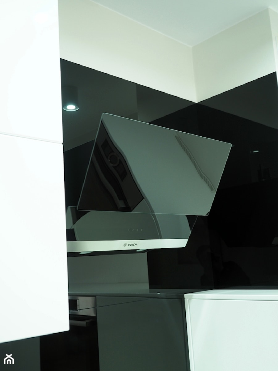 Kuchnia biała z czarnym blatem kompaktowym - Kuchnia, styl minimalistyczny - zdjęcie od ELIT MEBLE