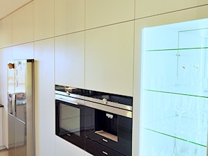 Kuchnia Nowoczesna Szara Kwarc Ruciana Nida - Średnia otwarta biała z zabudowaną lodówką z lodówką wolnostojącą kuchnia jednorzędowa z oknem - zdjęcie od ELIT MEBLE