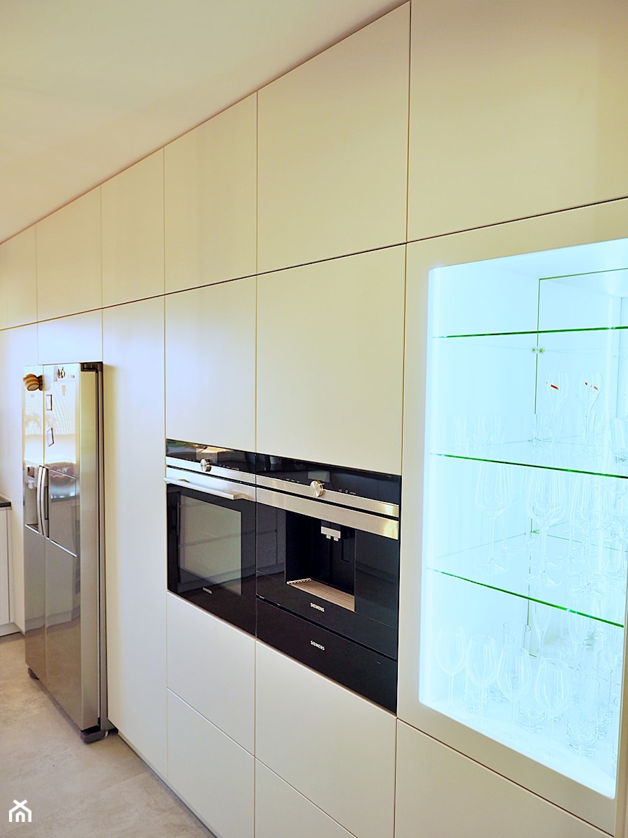 Kuchnia Nowoczesna Szara Kwarc Ruciana Nida - Średnia otwarta biała z zabudowaną lodówką z lodówką wolnostojącą kuchnia jednorzędowa z oknem - zdjęcie od ELIT MEBLE