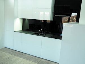 Kuchnia biała z czarnym blatem kompaktowym - Średnia biała czarna z zabudowaną lodówką z nablatowym zlewozmywakiem kuchnia w kształcie litery l z oknem, styl minimalistyczny - zdjęcie od ELIT MEBLE