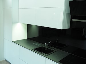 Kuchnia biała z czarnym blatem kompaktowym - Średnia otwarta z kamiennym blatem czarna z zabudowaną lodówką z nablatowym zlewozmywakiem kuchnia jednorzędowa, styl minimalistyczny - zdjęcie od ELIT MEBLE