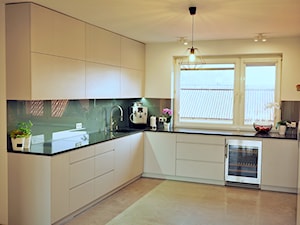 Kuchnia Nowoczesna Szara Kwarc Ruciana Nida - Duża otwarta z salonem beżowa biała zielona z zabudowaną lodówką z podblatowym zlewozmywakiem kuchnia w kształcie litery l z oknem - zdjęcie od ELIT MEBLE