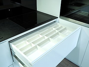 Kuchnia biała z czarnym blatem kompaktowym - Średnia czarna z zabudowaną lodówką z nablatowym zlewozmywakiem kuchnia w kształcie litery l, styl minimalistyczny - zdjęcie od ELIT MEBLE
