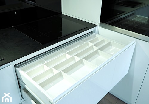 Kuchnia biała z czarnym blatem kompaktowym - Średnia czarna z zabudowaną lodówką z nablatowym zlewozmywakiem kuchnia w kształcie litery l, styl minimalistyczny - zdjęcie od ELIT MEBLE