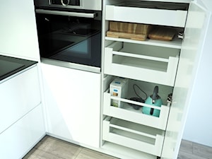 Kuchnia biała z czarnym blatem kompaktowym - Kuchnia, styl minimalistyczny - zdjęcie od ELIT MEBLE