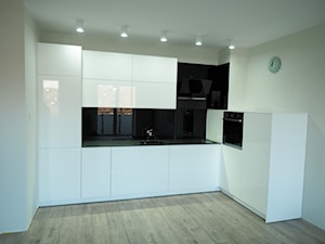 Kuchnia biała z czarnym blatem kompaktowym - Średnia otwarta z salonem beżowa z zabudowaną lodówką z nablatowym zlewozmywakiem kuchnia w kształcie litery l, styl minimalistyczny - zdjęcie od ELIT MEBLE
