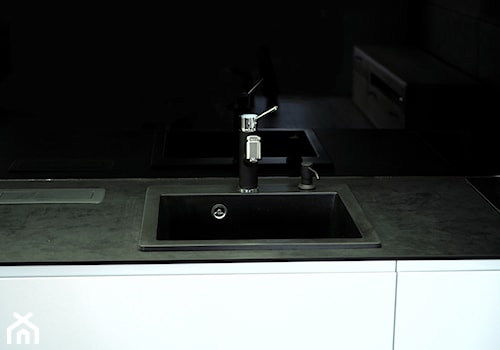 Kuchnia biała z czarnym blatem kompaktowym - Mała zamknięta z kamiennym blatem czarna z zabudowaną lodówką z nablatowym zlewozmywakiem kuchnia w kształcie litery l, styl minimalistyczny - zdjęcie od ELIT MEBLE