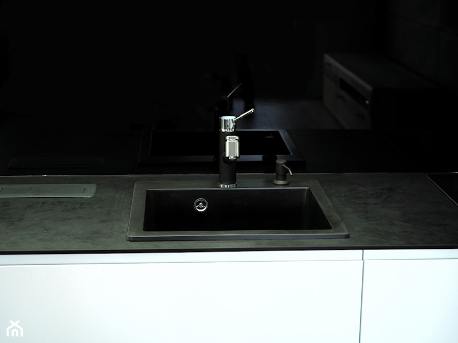 Kuchnia biała z czarnym blatem kompaktowym - Mała zamknięta z kamiennym blatem czarna z zabudowaną lodówką z nablatowym zlewozmywakiem kuchnia w kształcie litery l, styl minimalistyczny - zdjęcie od ELIT MEBLE