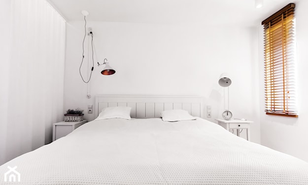 biała sypialnia, drewniane żaluzje wewnętrzne, biała lampa wisząca