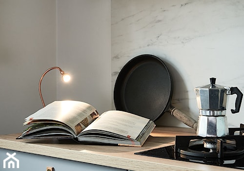 Projekt minimalistycznej kuchni - Biała z zabudowaną lodówką kuchnia jednorzędowa z marmurem nad blatem kuchennym, styl minimalistyczny - zdjęcie od njufront.pl