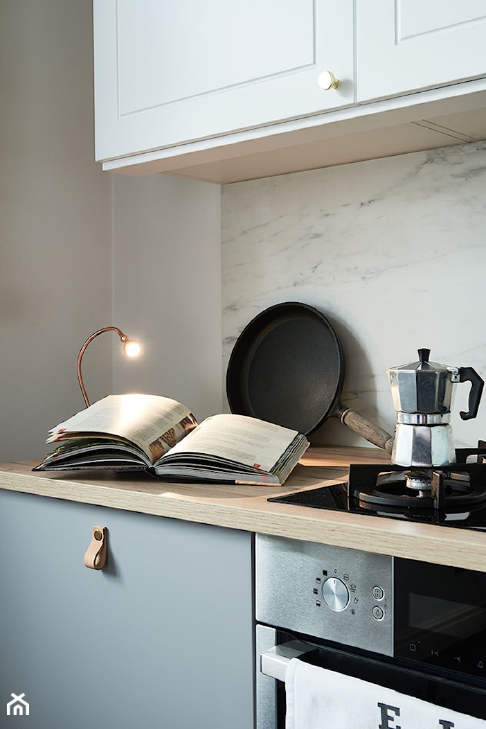 Projekt minimalistycznej kuchni - Biała z zabudowaną lodówką kuchnia jednorzędowa z marmurem nad blatem kuchennym, styl minimalistyczny - zdjęcie od njufront.pl - Homebook