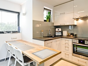 apartament JEDNOosobowy - Mała otwarta z salonem biała szara z zabudowaną lodówką z nablatowym zlewozmywakiem kuchnia w kształcie litery l, styl nowoczesny - zdjęcie od ENDE marcin lewandowicz