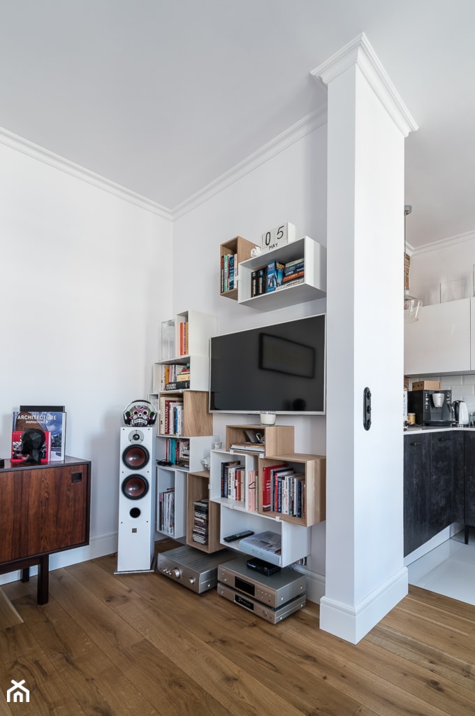 mieszkanie wierzbowa - Mały biały salon z kuchnią z bibiloteczką, styl vintage - zdjęcie od ENDE marcin lewandowicz