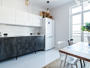 mieszkanie wierzbowa - Średnia otwarta z salonem biała z lodówką wolnostojącą kuchnia w kształcie litery l, styl vintage - zdjęcie od ENDE marcin lewandowicz