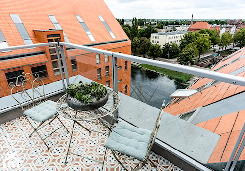 Dwupoziomowy apartament w Gdańsku - Średni z meblami ogrodowymi z donicami na kwiaty taras na dachu - zdjęcie od KaCeDe Pracownia Projektowa